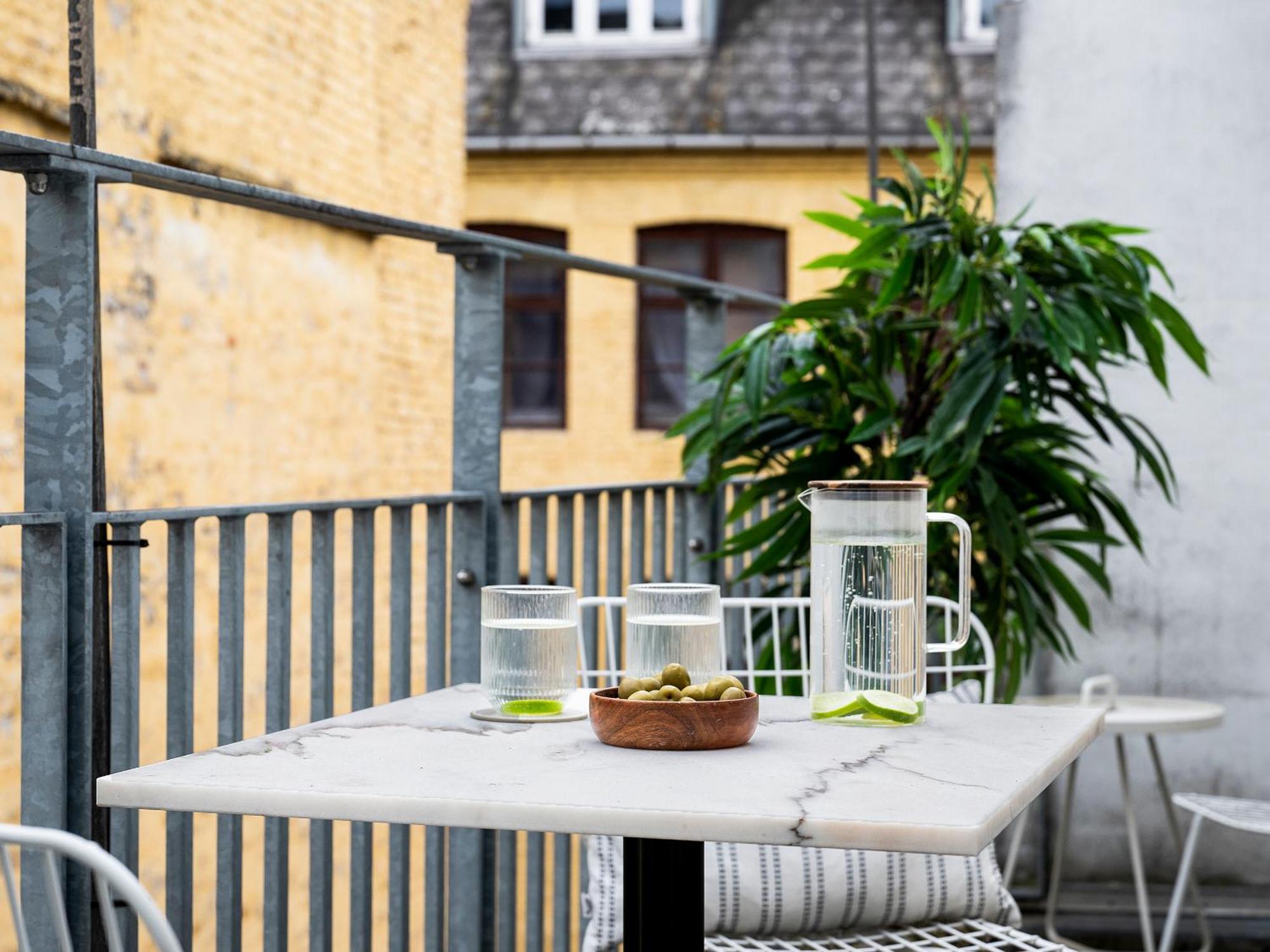 Sanders Leaves - Chic Three-Bedroom Apartment In Downtown Köpenhamn Exteriör bild
